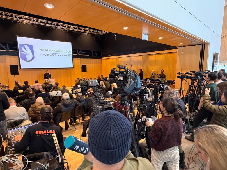 옌스프레데리크 닐센 그린란드 자치정부 총리가 22일 수도 누크의 프레스센터에서 기자들과 질의 응답을 하는 가운데 각국 언론사도 뜨거운 취재 경쟁을 하고 있다./원선우 특파원
