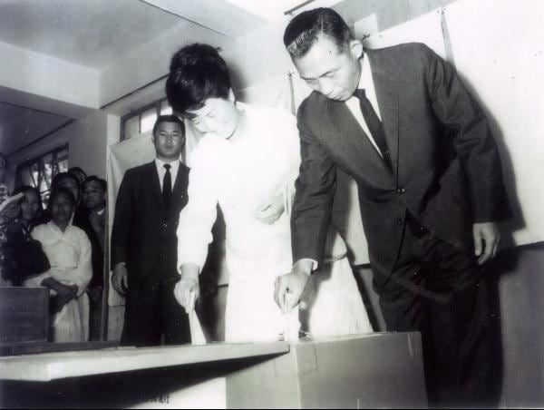 1967년 제6대 대통령 선거 당시 투표를 하는 박정희 대통령 부부. /조선일보DB