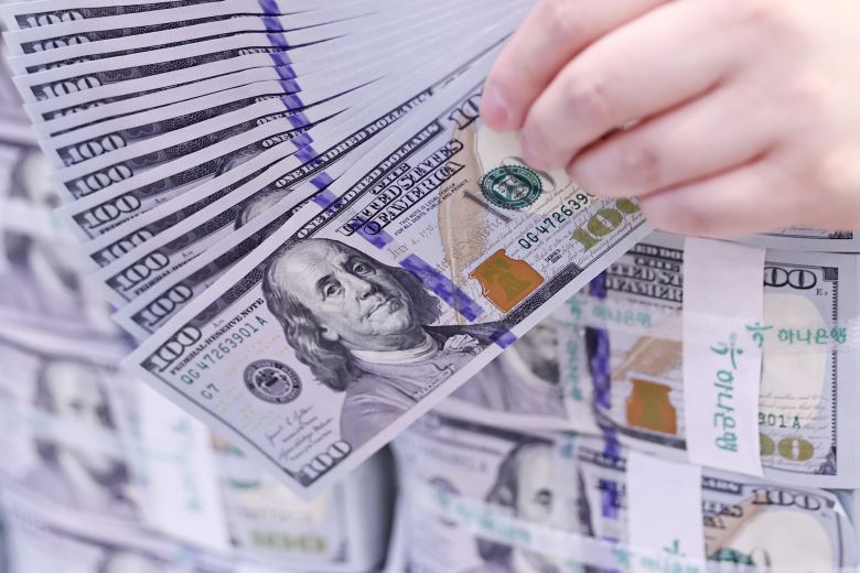 (서울=뉴스1) 민경석 기자 = 도널드 트럼프 미국 대통령의 관세 정책 여파로 미국 주식과 국채, 달러가 동시에 투매되는 '셀 아메리카(Sell America)' 현상이 일어나며 기축통화인 달러에 대한 신뢰도가 떨어지고 있다.25일 서울 중구 하나은행 위변조대응센터에서 직원이 100달러 지폐를 살펴보고 있다. 2025.4.25/뉴스1