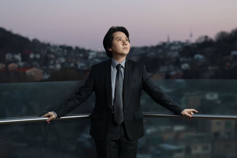 20일 서울 종로구 서울팝페라하우스에서 포즈를 취한 팝페라 가수 임형주./장경식 기자