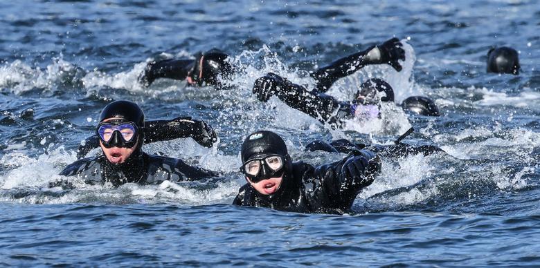 해군 심해잠수사(SSU) 부대원들이 22일 경남 창원시 진해구 진해 군항에서 혹한기 훈련(수영)을 하고 있다./장경식 기자