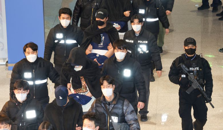 캄보디아에서 스캠 사기 피의자 73명이 23일 인천국제공항 제2여객터미널을 통해 송환돼 수사기관으로 압송되고 있다. /박성원 기자