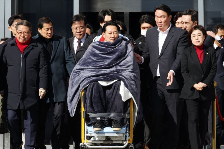 '통일교·공천헌금' 쌍특검법 수용을 촉구하며 단식을 시작한 장동혁 국민의힘 대표 22일 서울 여의도 국회에서 단식 8일 만에 박근혜 전 대통령의 단식 중단 권고를 받아들이며 단식을 중단하고 병원으로 이송되고 있다. /남강호 기자