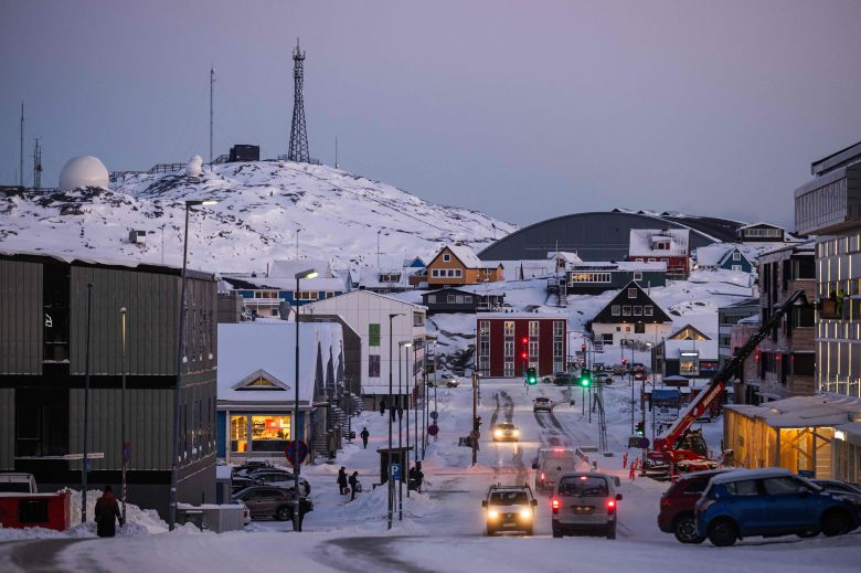 20일 그린란드 누크 시내 눈 덮인 거리를 차량들이 지나가고 있다./AFP 연합뉴스