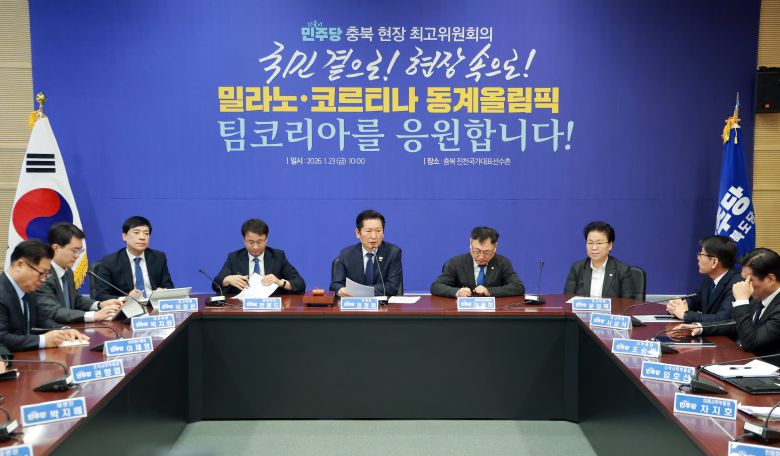 더불어민주당 정청래 대표가 23일 충북 진천 국가대표선수촌에서 열린 현장 최고위원회의에 참석해 발언하고 있다. 이날 최고위에 이언주·강득구·황명선 최고위원은 불참했다. /연합뉴스