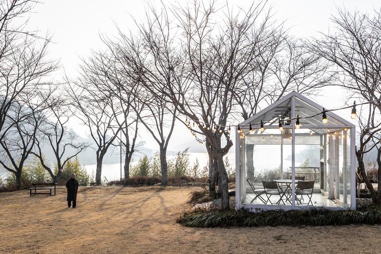 옥정호와 인접한 호수 마을에도 전망 포인트들이 숨어 있다. 그중 운암면 브런치 카페 '코티지683'은 옥정호 전망뿐 아니라 음악 공연도 하는 복합 문화 공간이다. "아내와 함께 음악 감상하러 종종 찾는다"고 했다.  / 이신영 영상미디어 기자