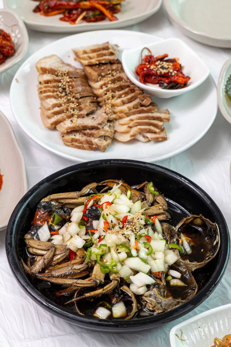 '섬진강댐 물문화관' 부근에 있는 '강남참게장'은 시인이 손님 방문 시 가는 한식 식당 중 하나다. 깔끔하고 정갈한 밥상도 좋지만, 창문 너머로 옥정호와 '마암초등학교'(옛 마암분교)가 보인다. 시인에게 마암분교는 교사로서 추억이 많은 곳이다. / 이신영 영상미디어 기자