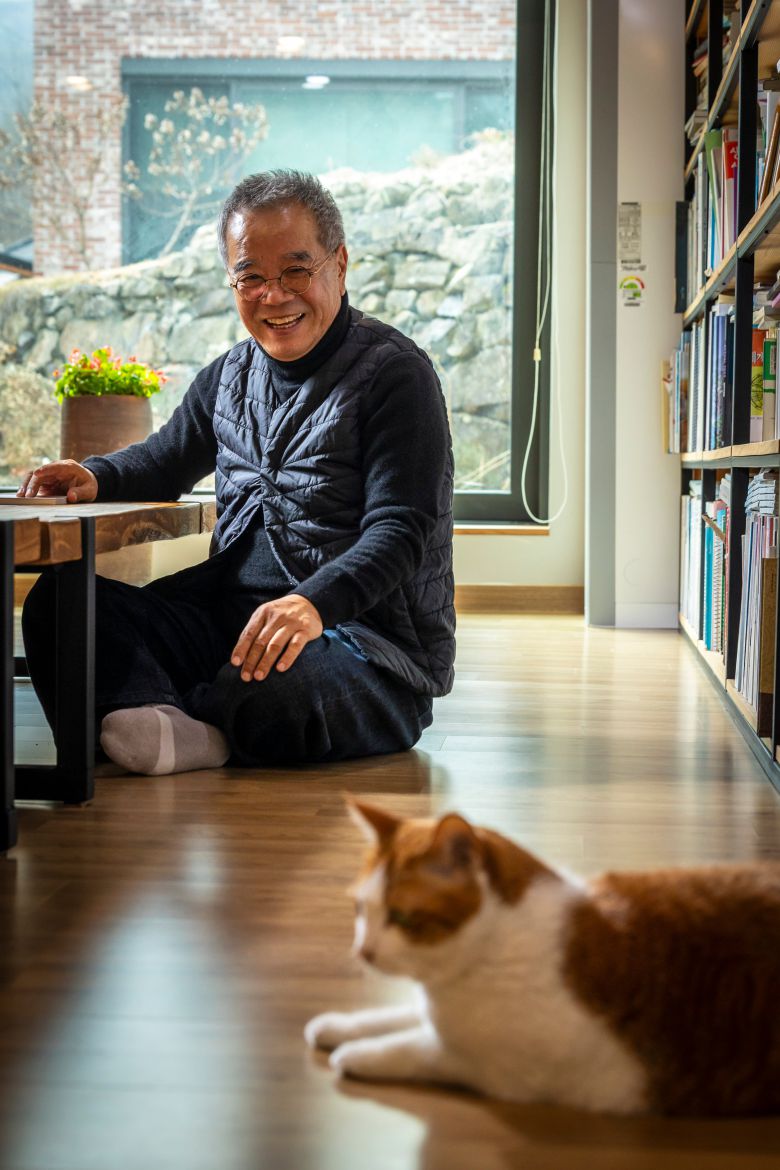 회문재 옆 서재에선 글쓰기 수업이나 강연도 진행한다. 인근 초등학교 학생들의 사랑방같은 곳이기도 하다. 이 구역에선 8~9년 전 딸이 구조해온 길냥이 '보리'가 마스코트다. / 이신영 영상미디어 기자