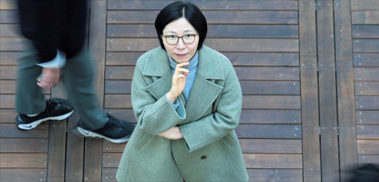 박성원 기자김수영 서울대 사회복지학과 교수가 오가는 행인 속에서 홀로 서 있는 모습. 그는 혼자서 잘살려면 “집, 직장이 아닌 제 3의 공간이 꼭 필요하다”고 했다.