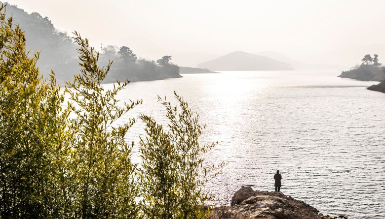 '코티지683' 마당 한쪽엔 옥정호 전망 공간이 숨어 있다. 시인은 "윤슬이 반짝이고, 노을이 더해질 때가 특히 아름답다"고 했다. / 이신영 영상미디어 기자