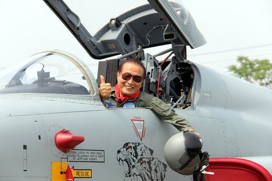 2013년 수원공군기지를 찾은 신영균 배우가 조종복에 '빨간 마후라'를 두르고 전투기에 탑승한 모습. /신영균예술문화재단