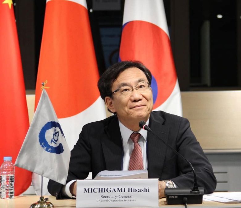 최근 은퇴한 미치가미 히사시 주불가리아 일본대사는 1980년대 서울대 유학을 포함 한국에 5차례, 10년 넘게 살면서 한국사회를 향해 공개적으로 충고해왔다.  이 때문에 "일본 외교관 답지 않다"는 평가를 받기도 했다. 사진은 한중일 3국협력사무국(TCS) 사무총장으로 서울에 근무할때 회의를 주재하는 모습.