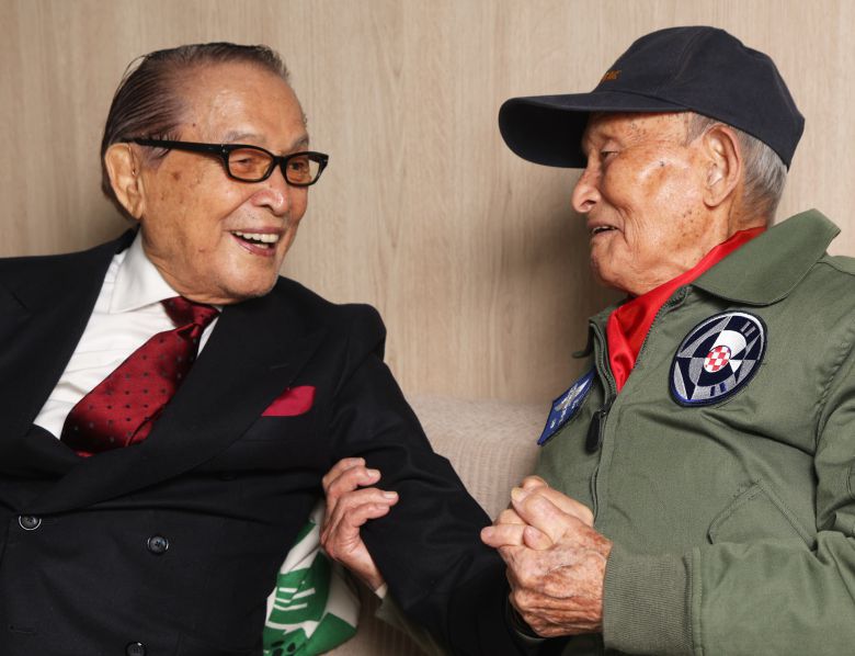 '빨간 마후라'의 두 영웅 김두만 장군과 신영균 배우가 두 손을 꼭 잡고 담소하는 모습. 정장 차림의 신영균은 "승호리 전투의 주역을 만나기 위해 붉은 타이에 붉은 행커치프를 꽂고 왔다"며 웃었다. /장경식 기자