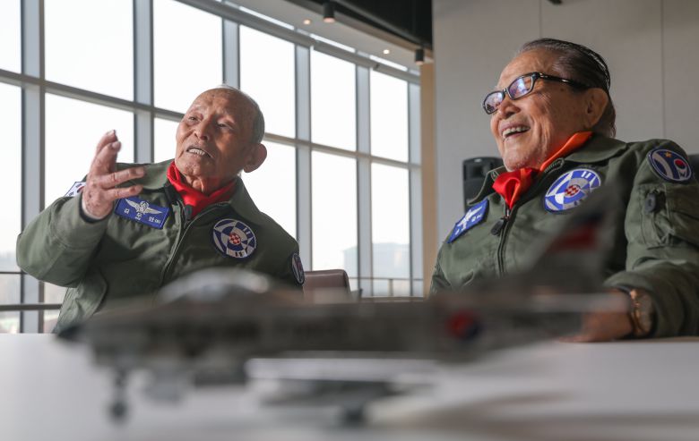 서울 용산 전쟁기념관에서 만난 김두만 장군과 신영균 배우(오른쪽). '빨간 마후라'의 두 영웅은 "이 나이가 되면 나라 걱정이 앞선다"며 "강한 군대와 포용의 정치만이 우리가 살 길"이라고 했다. /장경식 기자
