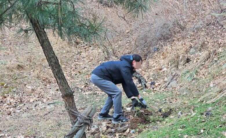 산에서 쓰레기를 줍고 있는 외국인. /부평구 홈페이지
