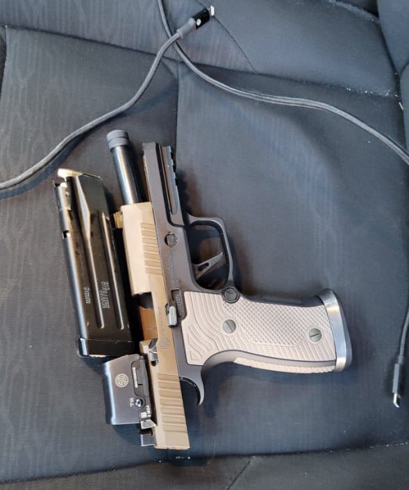 24일 미국 국토안보부는 미니애폴리스에서 사망한 남성이 소지하고 있던 총이라며 소셜미디어에 사진을 공개했다./X