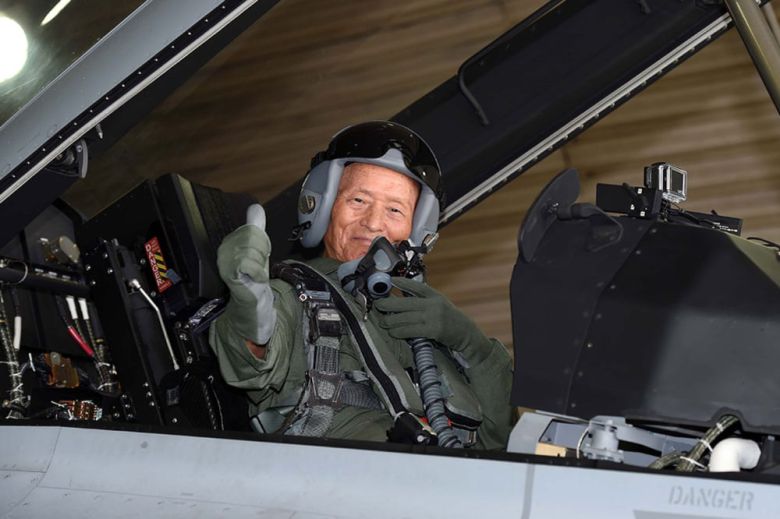 김두만 장군이 지난 2015년 최초의 국산 전투기인 FA-50에 탑승해 엄지를 치켜세운 모습. 88세의 고령에도 무사히 비행을 마쳐 화제가 됐다./ 공군 제공