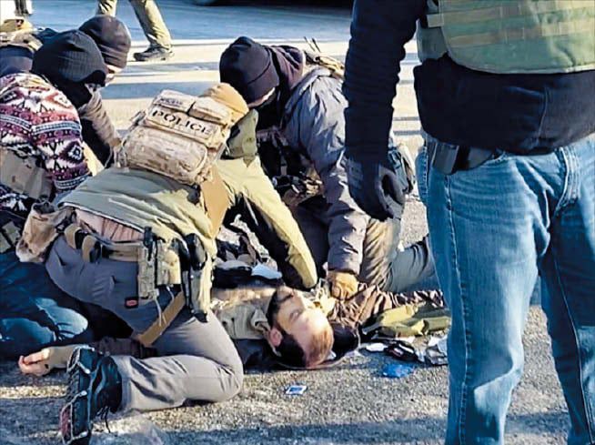 로이터 연합뉴스 총에 맞고 쓰러진 37세 남성24일 미국 미네소타주 미니애폴리스에서 알렉스 프레티(37)가 불법 이민자 단속 작전을 벌이던 연방 국경순찰대 요원의 총격을 받고 길에 쓰러져있다.