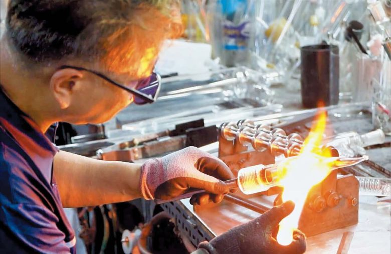 대한과학대한과학의 유리 가공 공장에서 한 직원이 시료 등을 안전하게 배출하는 데 쓰이는 부품(반응조 드레인 밸브)을 고열로 가공하고 있다.