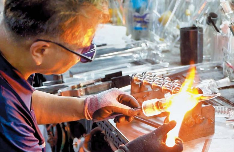 대한과학의 유리 가공 공장에서 한 직원이 시료 등을 안전하게 배출하는 데 쓰이는 부품(반응조 드레인 밸브)을 고열로 가공하고 있다. /대한과학