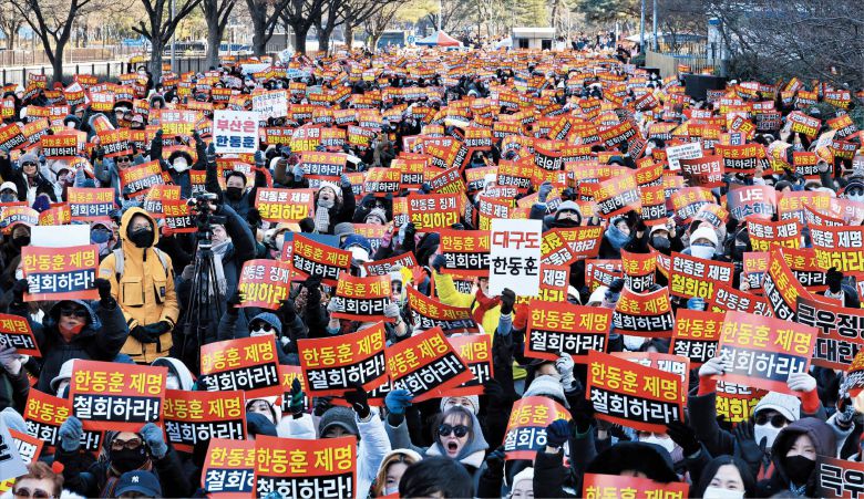 연합뉴스 한동훈 전 국민의힘 대표의 지지자들이 지난 24일 서울 여의도 국회의사당 앞에서 한 전 대표에 대한 제명 철회를 요구하는 집회를 열고 있다. 국민의힘 윤리위원회는 지난 14일 ‘당원 게시판 사건’과 관련해 한 전 대표에 대해 제명 결정을 내렸고, 이르면 이번 주 최고위원회는 최종 결론을 내릴 예정이다.