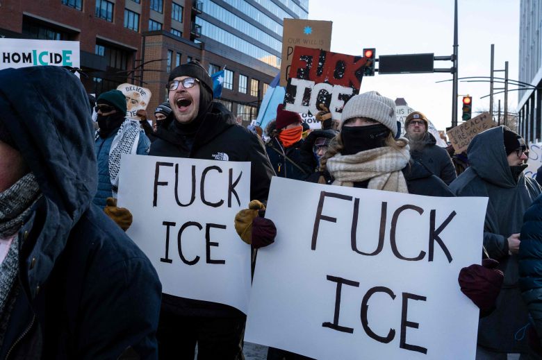 25일 미국 미네소타주 미니애폴리스에서 이민세관단속국에 항의하는 시위가 열렸다.  /AFP 연합뉴스