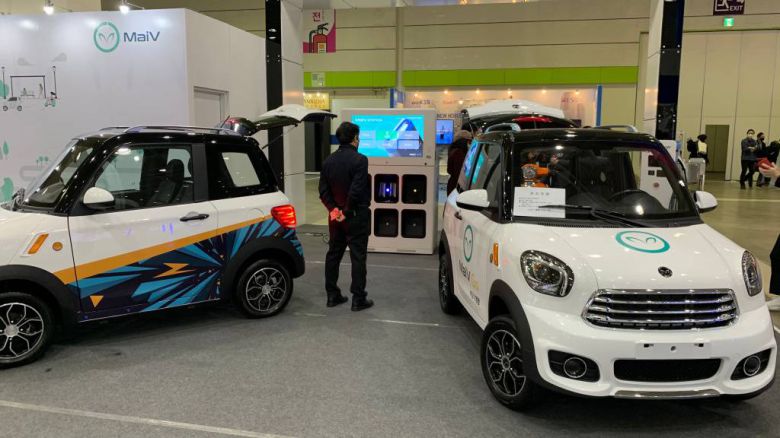 한국전자전 2020에서 배터리 교환형 초소형 전기차 마이브 M2를 전시한 KST일렉트릭, 출처: IT동아
