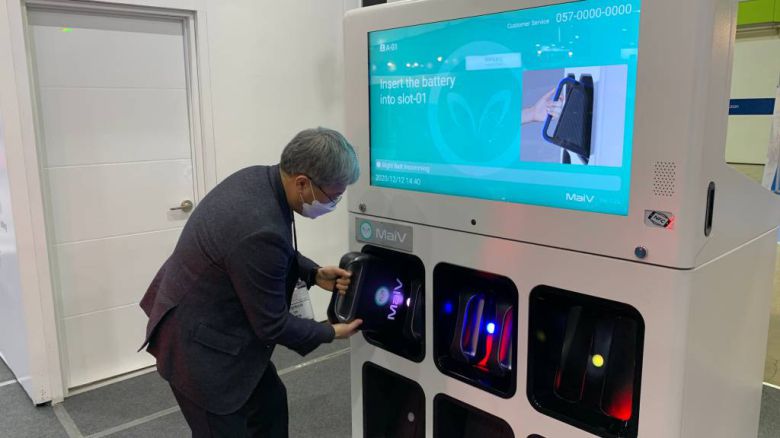 배터리 스테이션에 배터리팩을 넣는 모습, 출처: IT동아