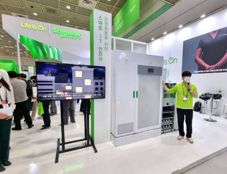 슈나이더 일렉트릭 부스에 전시된 3상 UPS 제품군인 ‘갤럭시 V’ 시리즈