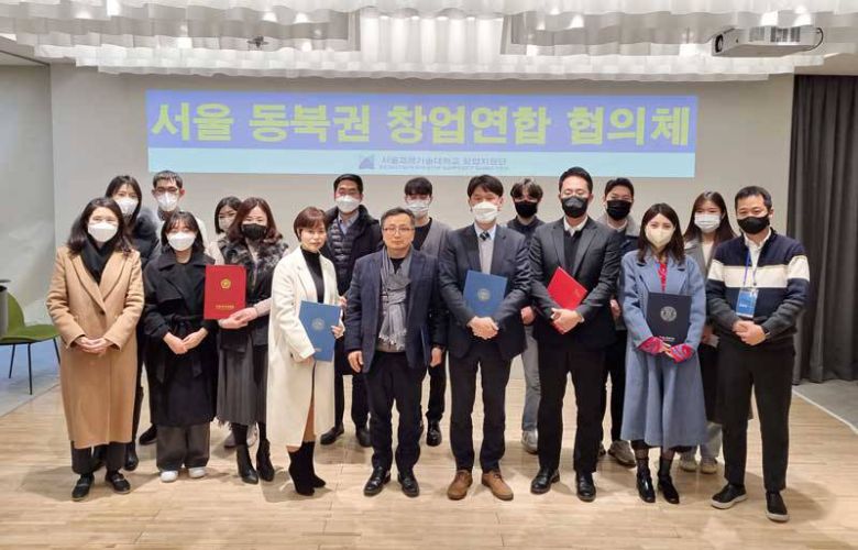 단체로 기념 촬영하는 행사 참석자들