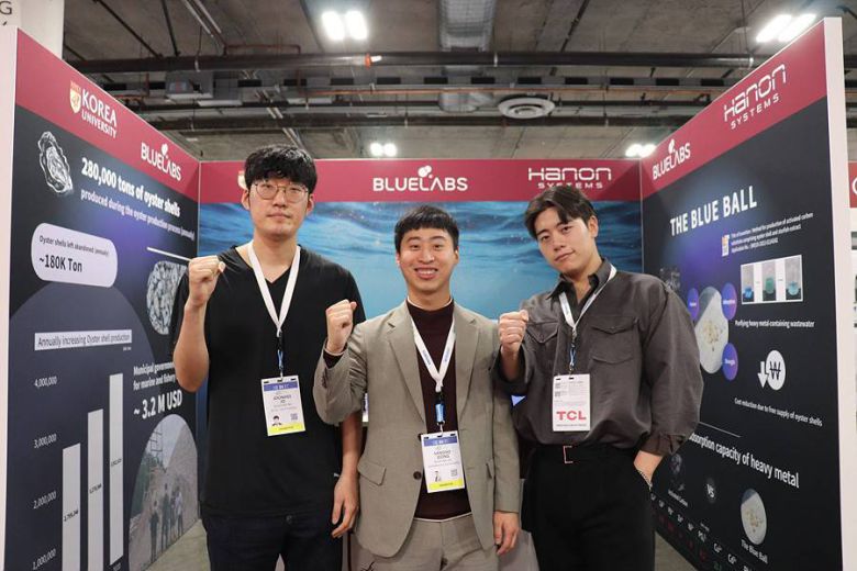 CES 2023 블루랩스 전시관 현장에 선 블루랩스 임직원들. 출처 = 블루랩스