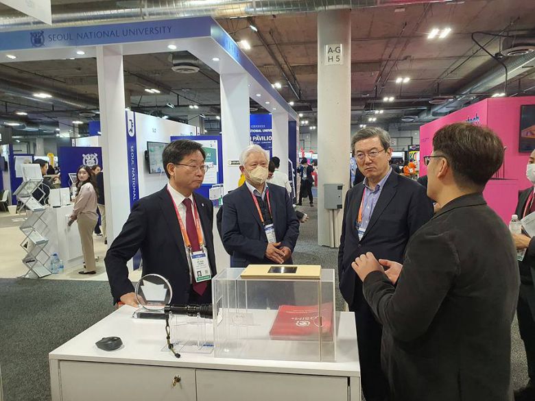 CES 2023 큐심플러스 전시관을 찾은 참가자들. 출처 = 큐심플러스