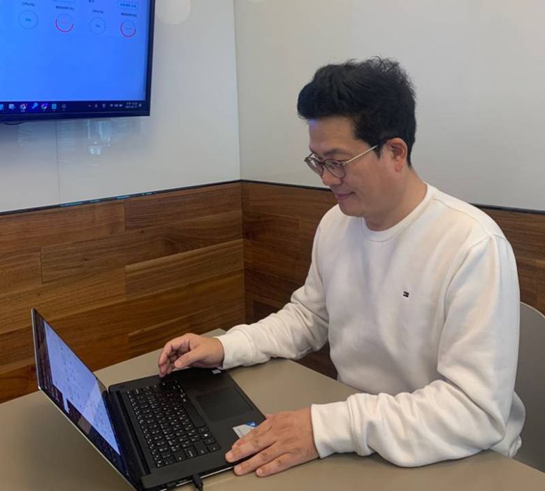 최인묵 대표가 솔루션에 대해 설명하고 있다, 출처=IT동아