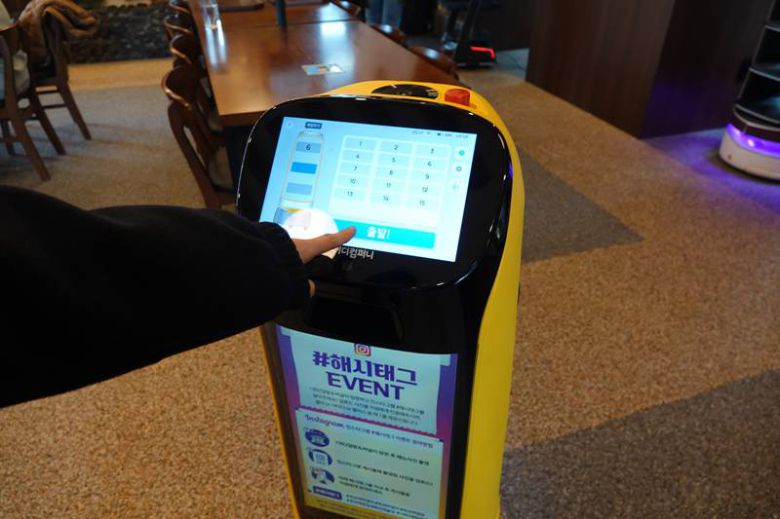 케티봇이 가야 할 테이블 번호를 입력하는 모습, 출처=IT동아