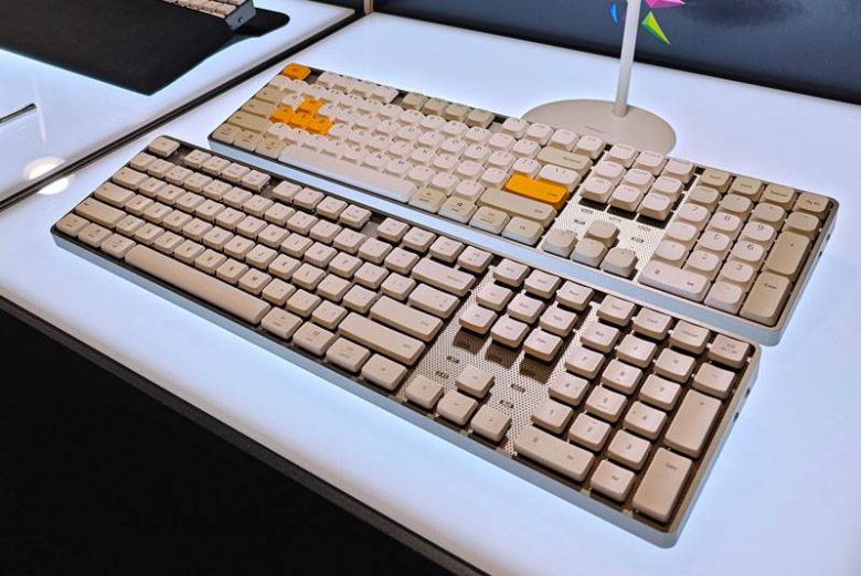 알루미늄과 스테인레스 재질로 본체를 구성한 ‘칼럭스(CALUX)’ 키보드