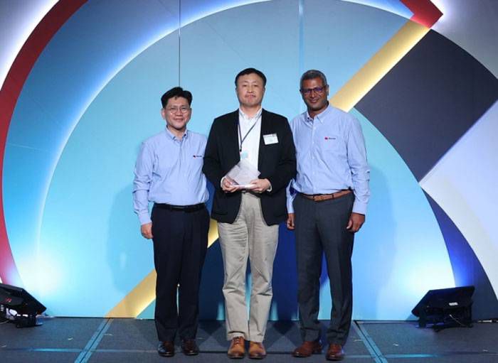 2022 레드햇 APAC 이노베이션 어워드에서 롯데카드는 국내 수장사로 선정되었다. 사진은 김영삼 롯데카드 정보전략실 부실장(가운데), 김경상 한국레드햇 사장(왼쪽), 프렘 파반(Prem Pavan) 레드햇 아시아 그로스&이머징마켓 총괄 부사장(오른쪽) (출처=롯데카드)