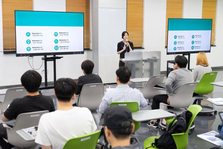 서울과기대 창업지원단 관계자가 올해 창업지원단 프로그램에 대해 소개하고 있다. 출처=IT동아