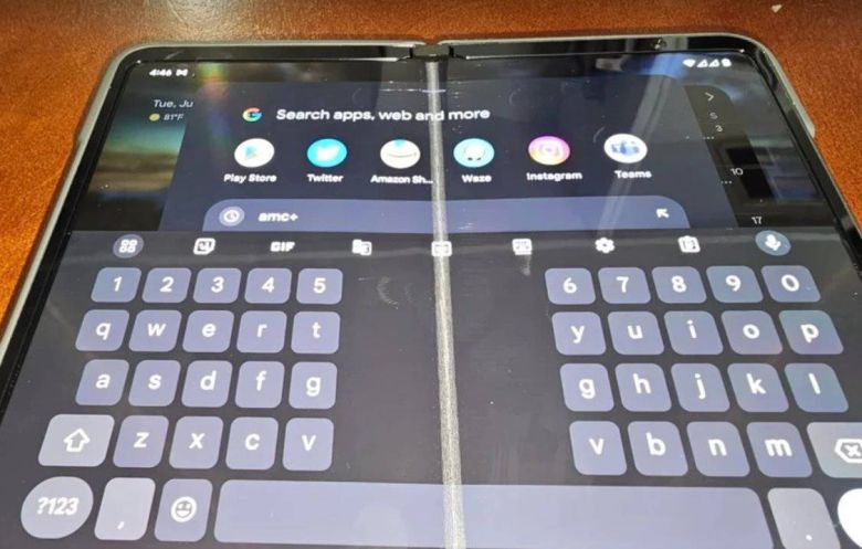 화면이 고장난 구글 픽셀 폴드. 출처 = 레딧