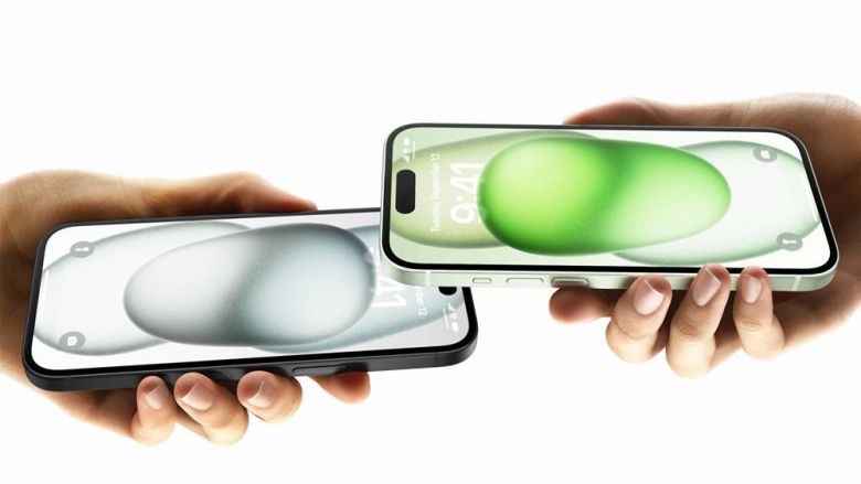 아이폰을 맞대면 연락처가 교환되는 '네임드롭' 기능 / 출처=애플