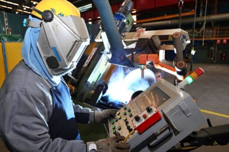 용접 협동로봇을 조작하는 대우조선 작업자의 모습 / 출처=대우조선