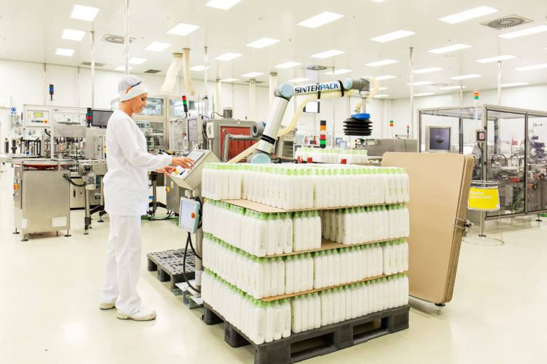 팔레타이징 협동 로봇과 협업하는 작업자의 모습 / 출처=유니버설로봇