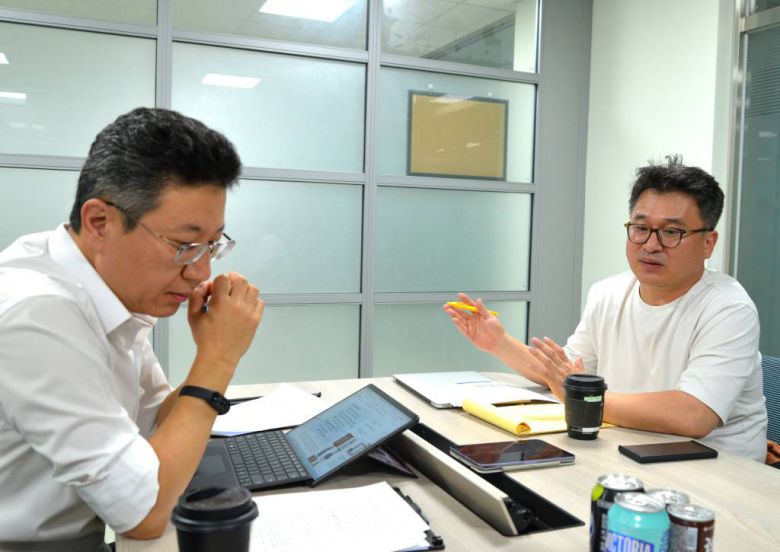 정경일 법무법인 엘앤엘 대표변호사(좌)와 김현 스쿨버스 대표(우) / 출처=IT동아