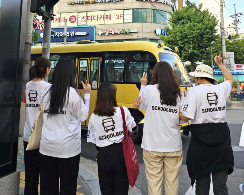 현장의 요구사항을 직접 듣기 위해 나간 스쿨버스 직원들의 모습 / 출처=스쿨버스