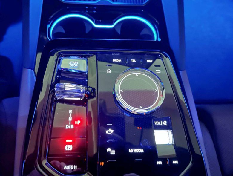 뉴 5시리즈에 새로 적용한 기어 셀렉터 / 출처=IT동아