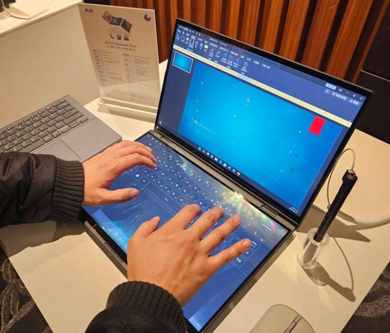 블루투스 키보드 없이 가상 키보드와 터치패드를 띄워 타이핑이 가능 / 출처=IT동아