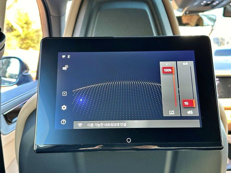 신형 카이엔 2열 실내 디스플레이 / 출처=IT동아