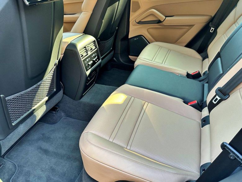 신형 카이엔 2열 실내 / 출처=IT동아