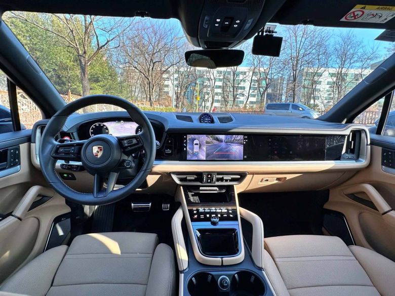 신형 카이엔 실내 / 출처=IT동아