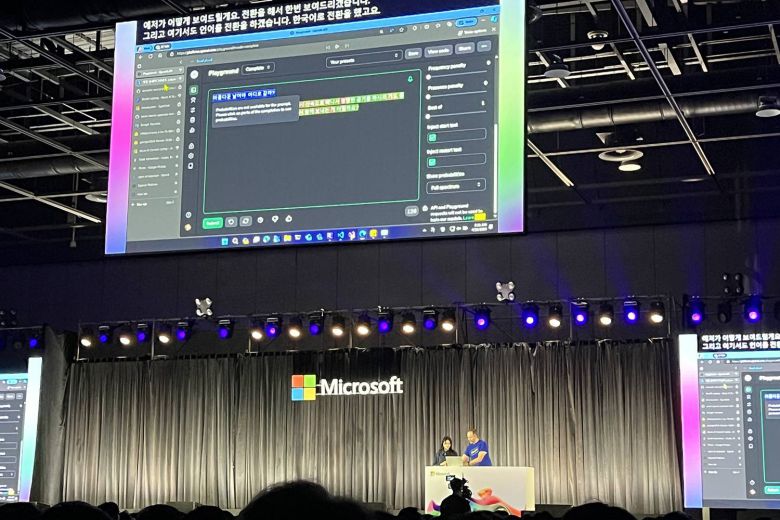 스콧 한셀만 부사장은 한국어 코파일럿 시연에 집중했다. / 출처=IT동아