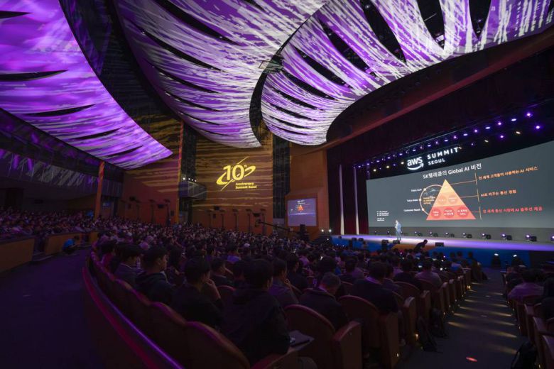이외에도 송재하 우아한형제들 CTO, 정석근 SK텔레콤 글로벌 AI 테크 사업부장이 AWS와의 협업 사례를 짧게 발표했다 / 출처=IT동아